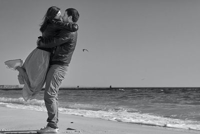 Sering Dianggap Tanda Sayang, Love Bombing Ternyata Justru Dapat Hadirkan Bahaya