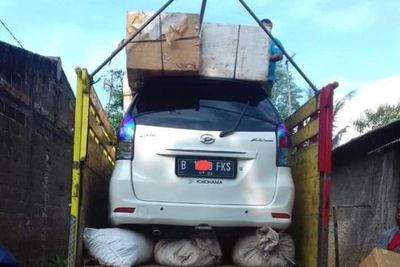 Cari Celah, Pemudik Ini Paketkan Mobil di Truk Barang