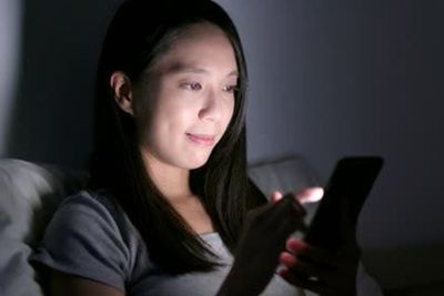 Benarkah 1 Jam Menatap Gadget Dapat Merusak Kulit? Ini Faktanya