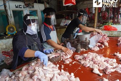 FOTO: Pedagang Ayam Gunakan Plastik Pelindung Wajah