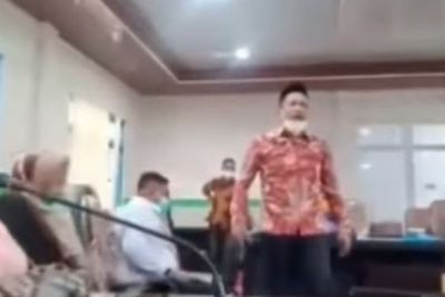 Viral Anggota DPRD Maluku Tengah Mengamuk, Banting Meja dan Lempar Mikrofon