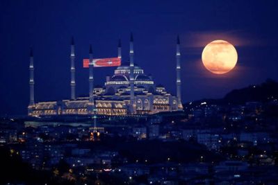 Fenomena Supermoon Ramai Diperbincangkan Netizen, Apa Itu?