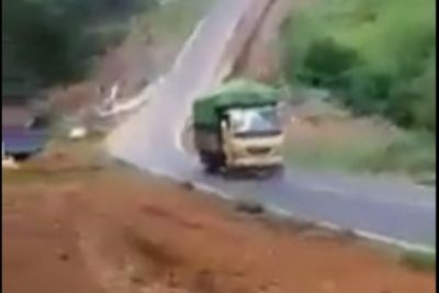 Tak Sanggup Menanjak Dataran Tinggi, Sopir Truk Pamer Kebolehan Mengendalikan Truk