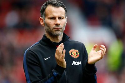 Aktor Sekaligus Sutradara: Membedah Sejarah, Regulasi, dan Punahnya Peran Player-Manager di Sepak Bola!