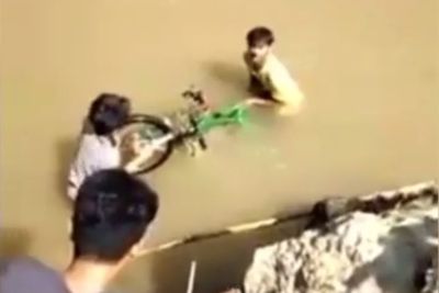 Salut! Polisi Suruh Buang Sepeda Motor Joki Balapan Liar ke Sungai