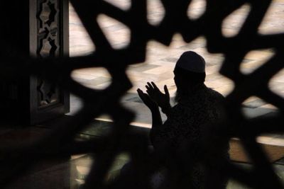 Bacaan Doa Qunut dalam Salat Witir, Lengkap Beserta Artinya