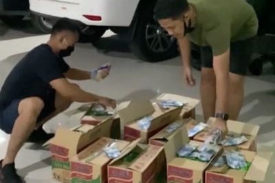 Balas Aksi Ferdian Paleka, Pengusaha Muda Asal Pati Bagi-bagi Mi Instan Isi Duit