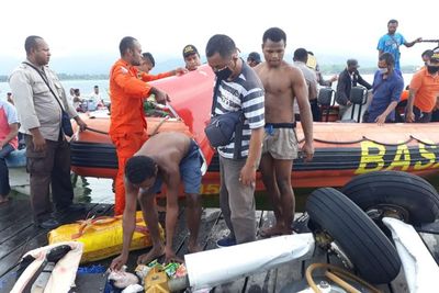 Bangkai Pesawat MAF dan Jasad Pilot Jatuh di Danau Sentani Dievakuasi
