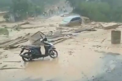 Viral Banjir Bandang Seret Mobil di Aceh Tengah