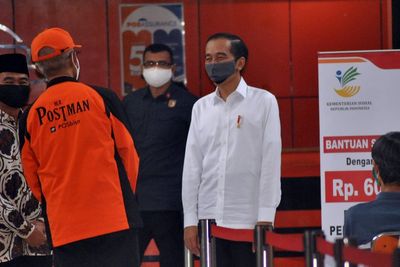 FOTO: Pakai Masker, Jokowi Tinjau Penyerahan Bansos Tunai di Bogor