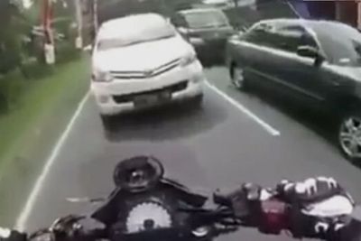 VIDEO: Biker Moge Ini Nantangin Mobil yang Makan Jalur Orang Lain, Siapakah yang Mengalah?