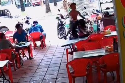 Aksi Santuy Pemuda Naik Motor Matik Nyelonong Masuk Warung Makanan