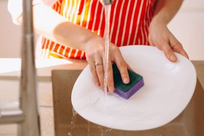 Hindari Kesalahan Mencuci Peralatan Makan dan Masak Ini, Bisa Berbahaya!