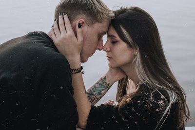 Ini Perbedaan Cinta Sejati dengan Cinta Beracun, Perlu Kamu Ketahui