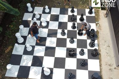 FOTO: Bermain Catur Raksasa saat Ngabuburit di Tengah Pandemi