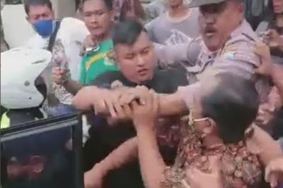 Video: Salah Orang, Niat Mau Pukul Pelaku Begal Malah Kasih Jab ke Penangkapnya