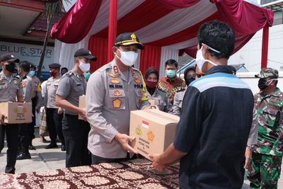 Program Peduli Corona, Polri Sebarkan Bantuan Sembako ke Seluruh Indonesia
