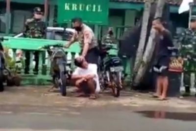 Remaja Bermotor Knalpot Brong Dihukum Aparat, Telinganya Dipaksa Dengar Suara Geberan