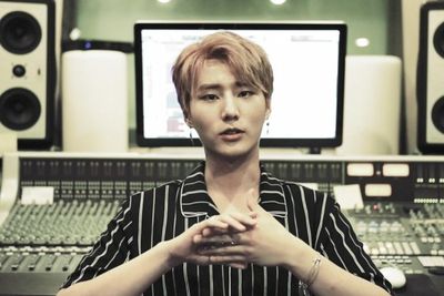 Young K DAY6 Nyanyikan Lagu Noah Separuh Aku di Siaran Langsung Vlive