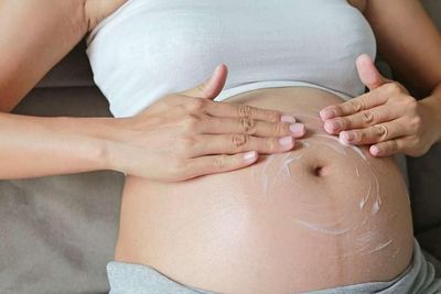 Gunakan Cocoa Butter untuk Samarkan Stretch Mark