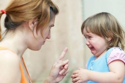 Mengenal Pola Asuh Otoriter yang Diterapkan pada Anak