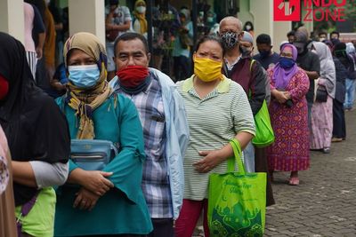 FOTO: Jelang Lebaran, Antrean Belanja di Toko Tani Mengular