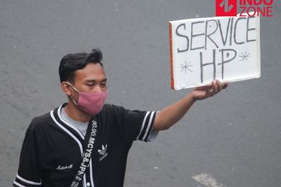 FOTO: Tukang Servis Ponsel Tawarkan Jasa di Pinggir Jalan