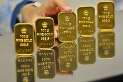 Marak Investor Ambil Untung, Emas Melemah Lebih dari 1 Persen