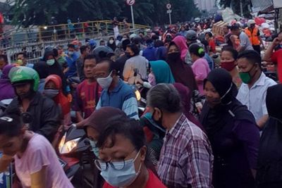 Jelang Lebaran, Kerumunan Warga Penuhi Pasar di Tengah PSBB