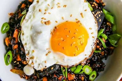 Resep Nasi Hitam Telur, Cocok untuk Menu Makan Malam di Rumah