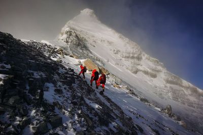 FOTO: Di Tengah Pandemi, Tiongkok Capai Puncak Gunung Tertinggi Dunia