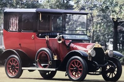 Dibuat dengan Tangan Menggunakan Palu dan Pahat, Ini Mobil Pertama Mitsubishi