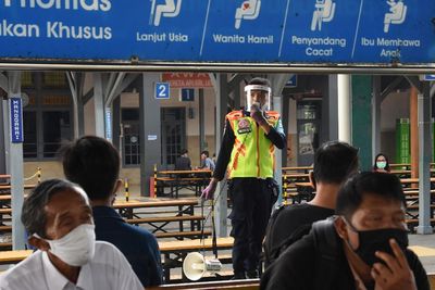 FOTO: Sosialisasi Tatanan New Normal di Stasiun KRL Manggarai