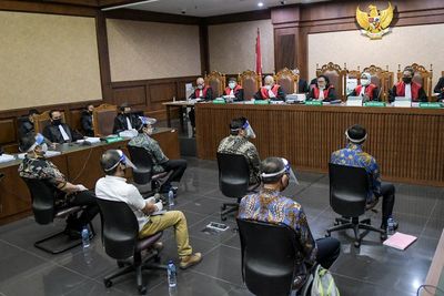 FOTO: Terdakwa Kasus Jiwasraya Pakai Face Shield saat Sidang Perdana