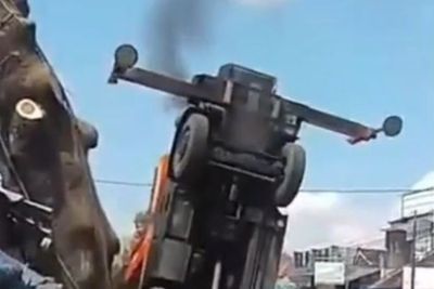 Truk Crane Tiba-Tiba Terjungkir di Tengah Jalan, Netizen: Berubah Jadi Transformers