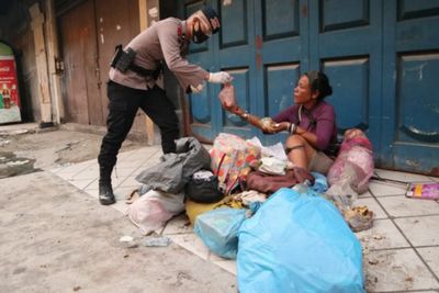 Brimob Polda Sumut Gelar Aksi Sosial Gerakan 1 Hari 100 Nasi Bungkus