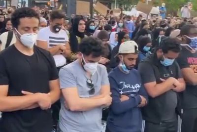 Mengagumkan, Pendemo Aksi Protes Kematian George Floyd Bentengi Umat Muslim Salat Jumat