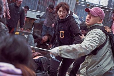 Poster Terbaru #ALIVE , Yoo Ah In dan Park Shin Hye Terperangkap di Dalam Rumah