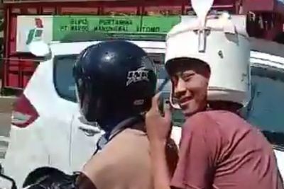 Viral Penumpang Motor Pakai Helm Rice Cooker, Warganet: Kenapa Centongnya Mesti Dibawa!