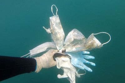 FOTO: Penampakan Sampah Masker dan Sarung Tangan di Laut Mediterania