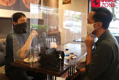 FOTO: New Normal, Restoran di Jakarta Terapkan Protokol Kesehatan