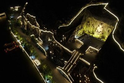 FOTO: Menikmati Wisata Gua Longmen Tiongkok di Malam Hari