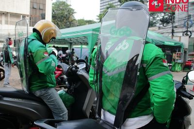 FOTO: Ojol Gunakan Sekat Pelindung untuk Cegah Virus Corona
