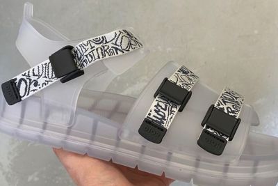 Brand Mewah Dior Rilis Sepatu Jelly untuk Pria