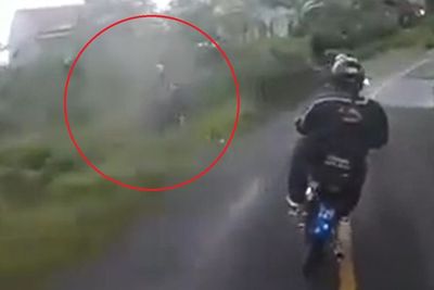 Lagi Konvoi, Detik-detik Pengendara Motor Nyungsep Ini Bikin Netizen Kekeh