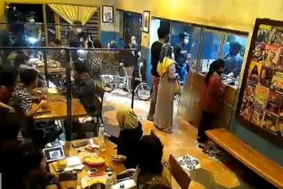 Viral Anak-Anak Muda Bersepeda ke Dalam Restoran, Komunitas Brompton: Masih Pemula