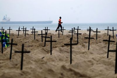 FOTO: Protes Pemerintah, Pantai di Brasil Jadi Kuburan Massal