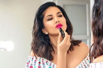 Cerita Sunny Leone dari Mantan Bintang Film Dewasa Kini Jualan Lipstick