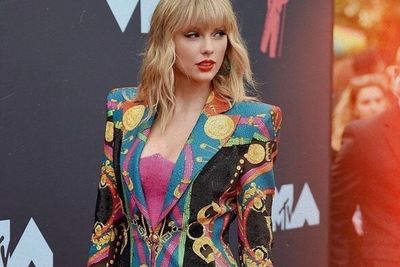 Taylor Swift Minta Patung Figur Pelaku Rasisme di Kampung Halamannya Dirubuhkan