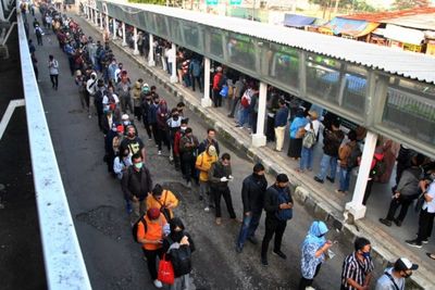 Begini Cara Cerdas Anies Baswedan untuk Cegah Penumpukan Penumpang KRL